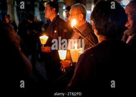 Le Comité pour la paix et le désarmement se réunit à Naples en novembre 20 2023 pour une procession interconfessionnelle aux flambeaux pour la paix au Moyen-Orient entre la Palestine et Israël Banque D'Images