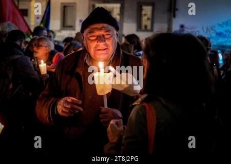 Le Comité pour la paix et le désarmement se réunit à Naples en novembre 20 2023 pour une procession interconfessionnelle aux flambeaux pour la paix au Moyen-Orient entre la Palestine et Israël Banque D'Images