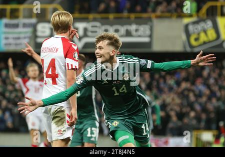 Isaac Price, d'Irlande du Nord, célèbre avoir marqué le premier but de son équipe lors du match de qualification à l'UEFA Euro 2024 à Windsor Park, Belfast. Date de la photo : lundi 20 novembre 2023. Banque D'Images