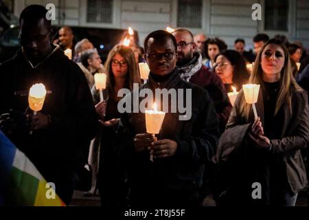 Paix et désarmement, procession aux flambeaux à Naples le Comité de paix et de désarmement se réunit à Naples en novembre 20 2023 pour une procession interconfessionnelle aux flambeaux pour la paix au Moyen-Orient entre la Palestine et Israël DSCF4906 Copyright : xAntonioxBalascox crédit : Imago/Alamy Live News Banque D'Images