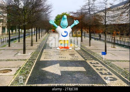 LISBONNE, PORTUGAL, Gil la mascotte sur la place des Nations Banque D'Images