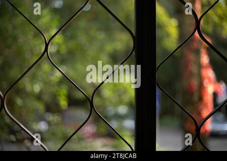 Grille sur la vitre. Grille en acier au rez-de-chaussée du bâtiment. La vue de la fenêtre. Protection contre les intrusions dans la maison. Banque D'Images