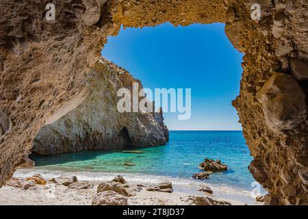 Plage de Tsigrado vue de l'intérieur d'une grotte, Milos Banque D'Images