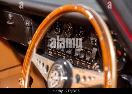 !973 Jaguar E Type Series 3 V12 Classic British Sport car en rouge et jaune Banque D'Images