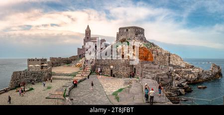 L'église de St. Pierre et la place Spallanzani à Porto Venere, Ligurie, Italie. Banque D'Images