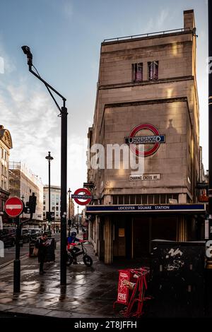 Londres, Royaume-Uni, 07 octobre 2023 : Leicester Square Station dans la Cité de Westminster. Banque D'Images