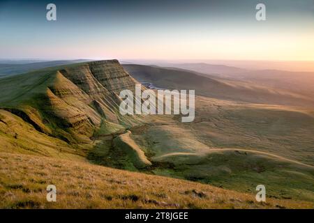 Vue sur Picws du dans le parc national des Brecon Beacons (Bannau Brycheiniog) dans la lumière du soir d'été Banque D'Images