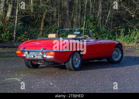 !973 Jaguar E Type Series 3 V12 Classic British Sport car en rouge et jaune Banque D'Images