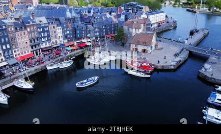 Incroyable Drone point de vue sur la petite et belle ville Honfleur. Les gens dans la distance et le port avec de beaux voiliers. Des gens assis dans des cafés. Incroyable Banque D'Images