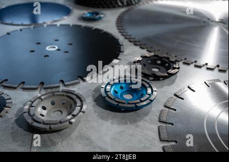 Des disques diamantés et des bols de différentes tailles et formes reposent sur la table. Banque D'Images