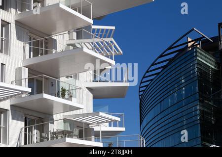 Bâtiment moderne ' l'arbre blanc ', les berges du Lez. Montpellier, Occitanie, France Banque D'Images