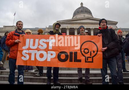 Londres, Angleterre, Royaume-Uni. 20 novembre 2023. Les militants de Just Stop Oil se rassemblent à Trafalgar Square alors qu’ils poursuivent leurs protestations contre les nouvelles licences de combustibles fossiles. (Image de crédit : © Vuk Valcic/ZUMA Press Wire) USAGE ÉDITORIAL SEULEMENT! Non destiné à UN USAGE commercial ! Banque D'Images