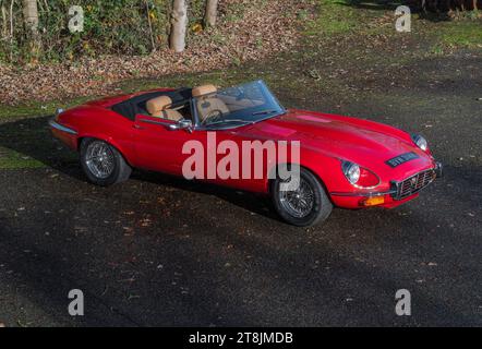 !973 Jaguar E Type Series 3 V12 Classic British Sport car en rouge et jaune Banque D'Images