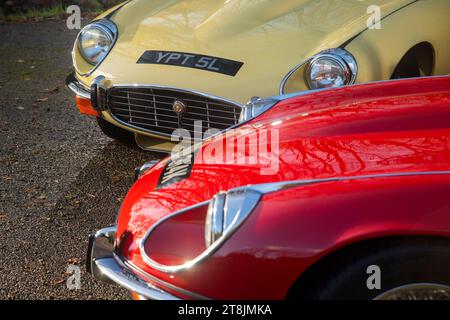 !973 Jaguar E Type Series 3 V12 convertible et hard top classique British Sport car en rouge et jaune Banque D'Images