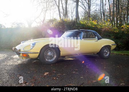 !973 Jaguar E Type Series 3 V12 Classic British Sport car en rouge et jaune Banque D'Images