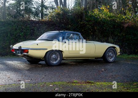 !973 Jaguar E Type Series 3 V12 Classic British Sport car en rouge et jaune Banque D'Images