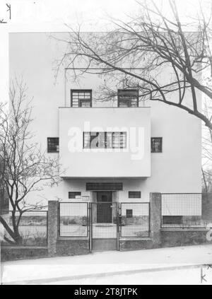 Hans et Anny Moller House, Vienne /16 × 6 3/4 po., verso : 'Anton Schroll & Co. Buch- und Kunstverlag Wien, VI., Spengergasse 37', timbre bleu, 'Adolf Loos Archiv', timbre bleu, verso : 'photo Gerlach', '401', 'contrastes forts', 'grille 1/1 60', 'photo entière de 22,5 cm de haut sans fond perdu!', 's'il vous plaît retoucher la plaque d'immatriculation', 'Haus Moller, photo Gerlach, ', lignes de récolte, crayon, Autriche Banque D'Images