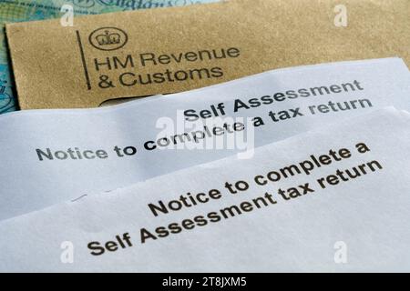 HMRC Avis de remplir la déclaration de revenus d'autocotisation vu sur les lettres papier authentiques. Stafford, Royaume-Uni, 20 novembre 2023 Banque D'Images
