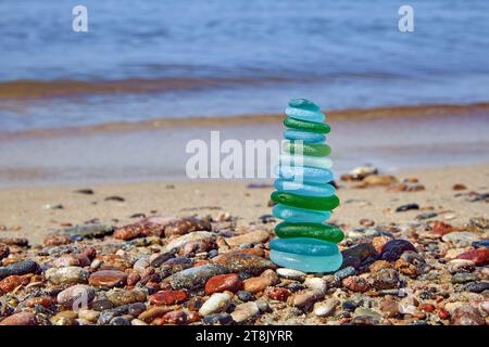 Pyramide équilibrée et stable de tessons de bouteille polis sur le bord de la mer Banque D'Images