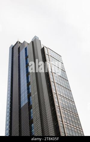 Vue à faible angle de Salesforce Tower, 110 Bishopsgate, également connue sous le nom de Heron Tower, Londres, Angleterre, Royaume-Uni Banque D'Images