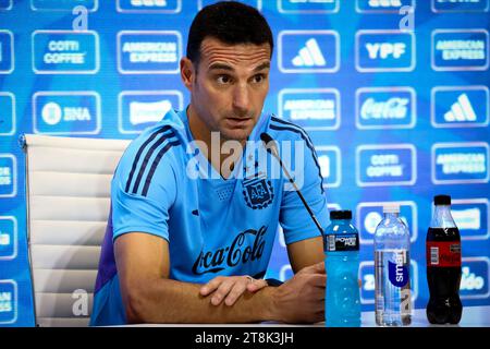 Ezeiza, Buenos Aires, Argentine. 20 novembre 2023. Lionel Scaloni entraîneur argentin vu lors de la conférence de presse au camp d'entraînement Lionel Messi, le 20 2023 novembre à Ezeiza, Argentine (crédit image : © Roberto Tuero/ZUMA Press Wire) À USAGE ÉDITORIAL SEULEMENT! Non destiné à UN USAGE commercial ! Banque D'Images