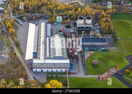 Luftbild, Industriedenkmal Jahrhunderthalle Veranstaltungshalle événement mit Wasserturm im Westpark, umgeben von herbstlichen Laubbäumen, Kruppwerke, Bochum, Ruhrgebiet, Nordrhein-Westfalen, Deutschland ACHTUNGxMINDESTHONORARx60xEURO *** vue aérienne, monument industriel Jahrhunderthalle salle d'événements lieu d'événements avec château d'eau à Westpark, entouré d'arbres caduques automnaux, Kruppwerke, Bochum, Ruhr area, Rhénanie du Nord-Westphalie, Allemagne ATTENTIONxMINDESTHONORARx60xEURO crédit : Imago/Alamy Live News Banque D'Images