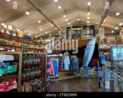 Islamorada, FL USA - 22 août 2022 : intérieur d'un Bass Pro Shop à Islamorada, Floride. Banque D'Images