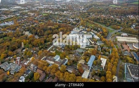 Luftbild, rue Krankenhaus Josef-Hospital - katholisches Klinikum Bochum mit Baustelle Neubau, Tierpark und See im Stadtpark mit historischem Bismarckturm und herbstlichen Laubbäumen, Parkhotel Bochum by Stays, Ortsansicht Grumme, Bochum, Ruhrgebiet, Nordrhein-Westfalen, Deutschland ACHTUNGxMINDESTHONORARx60xEURO *** vue aérienne, hôpital St Josef clinique catholique Bochum avec chantier de construction nouveau bâtiment, zoo et lac dans le parc de la ville avec tour historique Bismarck et arbres à feuilles caduques automnaux, Parkhotel Bochum par séjours, vue sur Grumme, Bochum, Ruhr, Rhénanie du Nord-Westphalie, Allemagne Banque D'Images