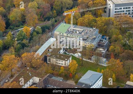 Luftbild, Baustelle mit Neubau am Krankenhaus St. Josef-Hospital - Katholisches Klinikum Bochum, umgeben von herbstlichen Laubbäumen, Grumme, Bochum, Ruhrgebiet, Rhénanie-du-Nord-Westphalie, Deutschland ACHTUNGxMINDESTHONORARx60xEURO *** vue aérienne, chantier de construction avec nouveau bâtiment à l'hôpital St Josef Hôpital Katholisches Klinikum Bochum, entouré d'arbres caduques automnaux, Grumme, Bochum, région de la Ruhr, Rhénanie du Nord-Westphalie, Allemagne ACHTUNGxMINDESTHONORARx60xEURO crédit : Imago/Alamy Live News Banque D'Images