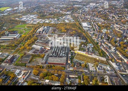 Luftbild, Westpark Übersicht mit alten Werkshallen Bochumer Verein und Jahrhunderthalle Eventlocation, Rotlichtviertel im Winkel Eierberg, Blick zum Gewerbegebiet Seilfahrt, Bahngleise und herbstliche Laubbäume, Kruppwerke, Bochum, Ruhrgebiet, Nordrhein-Westfalen Deutschland ACHTUNGxMINDESTHONORARx60xEURO *** vue aérienne, vue d'ensemble Westpark avec les anciennes salles d'usine Bochumer Verein et Jahrhunderthalle lieu d'événement, quartier rouge im Winkel Eierberg, vue sur la zone industrielle Seilfahrt, voies ferrées et arbres caduques automnaux, Kruppwerke, Bochum, région de Ruhr, Rhénanie du Nord-Westphalie GE Banque D'Images