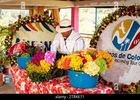 Medellin, Antioquia - Colombie. 2 août 2023 - Jose Angel Zapata, fabricant de fleurs silletas de la ferme el pensamiento située dans le côté Banque D'Images