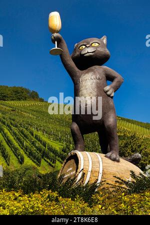 Schwarze Katz, sculpture de chat noir devant le vignoble, Allemagne, Rhénanie-Palatinat, Zell Mosel Banque D'Images