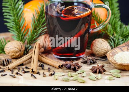 verre grogg avec des pointes Banque D'Images