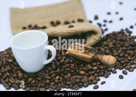 tasse à café, cuillère et haricots, sac Banque D'Images