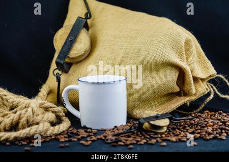 tasse à café et grains, corde et sac Banque D'Images