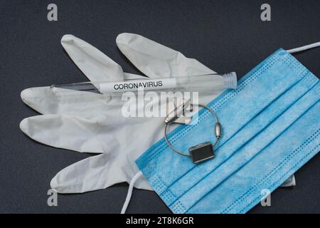 Gant en latex, tube d'essai, masque et étiquette de bagage avec avion, voyage de vol dans des conditions Corona Banque D'Images