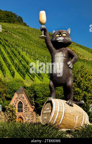 Schwarze Katz, sculpture de chat noir devant le vignoble, Allemagne, Rhénanie-Palatinat, Zell Mosel Banque D'Images