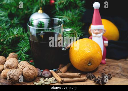 grogg en verre avec des pointes et une décoration Banque D'Images