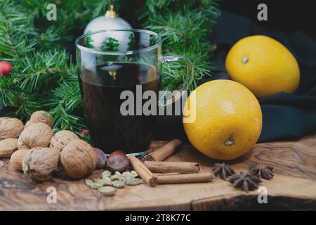 verre grogg avec des pointes Banque D'Images