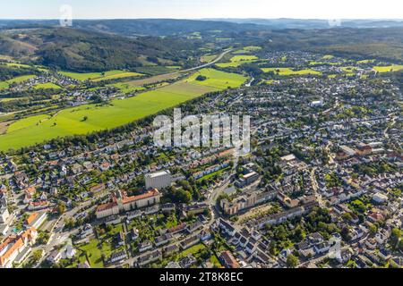 Vue aérienne, vue du bâtiment de grande hauteur du gouvernement de la ville et du district, de la zone de conservation du paysage Lüsenberg Ruhraue et de l'autoroute A46, St. Pius catholique Banque D'Images