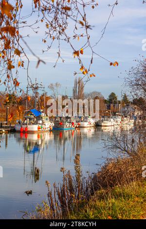 Petits bateaux de pêche amarrés à Scotch Pond Steveston Colombie-Britannique Canada Banque D'Images