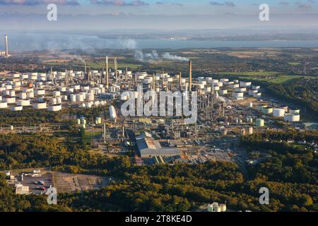 Vue aérienne de la raffinerie de Fawley, située sur la rive ouest de Southampton Water, près du parc national de New Forest, à 10 km de Southampton Banque D'Images