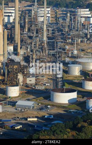 Vue aérienne de la raffinerie de Fawley, située sur la rive ouest de Southampton Water, près du parc national de New Forest, à 10 km de Southampton Banque D'Images