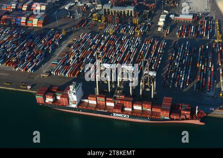 Vue aérienne du port à conteneurs animé de Southampton, plaque tournante du commerce dans le Hampshire, au Royaume-Uni, près du Solent, à 70 km de Londres Banque D'Images