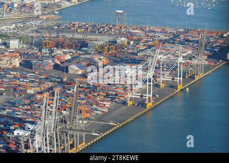 Vue aérienne du port à conteneurs animé de Southampton, plaque tournante du commerce dans le Hampshire, au Royaume-Uni, près du Solent, à 70 km de Londres Banque D'Images