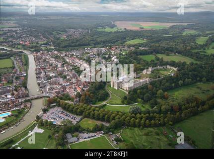 Vue aérienne du château et de la cathédrale historiques d'Arundel, nichés dans la ville pittoresque d'Arundel dans le Sussex de l'Ouest, surplombant la rivière Arun, situa Banque D'Images