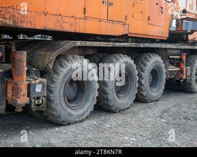 Grue sur grandes roues. Matériel de construction. Heures non ouvrées. Roues énormes Banque D'Images