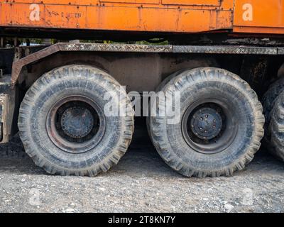 Grue sur grandes roues. Matériel de construction. Heures non ouvrées. Roues énormes Banque D'Images