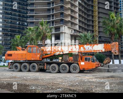 Grue sur grandes roues. Matériel de construction. Heures non ouvrées. Roues énormes Banque D'Images