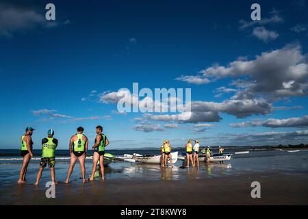 Les concurrents d'un carnaval de surf se préparent à entrer dans l'eau à Devonport Beach Tasmania. Banque D'Images